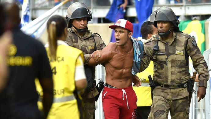 Além de bomba atirada no campo, clássico tem mais duas ocorrências