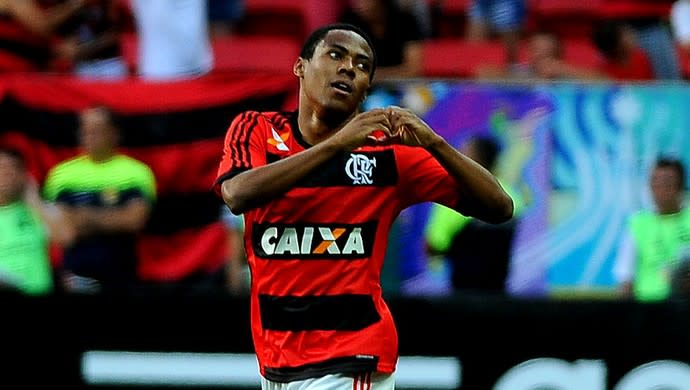 Vice do Fla não descarta esforço por Elias: Se o jogador estiver disposto