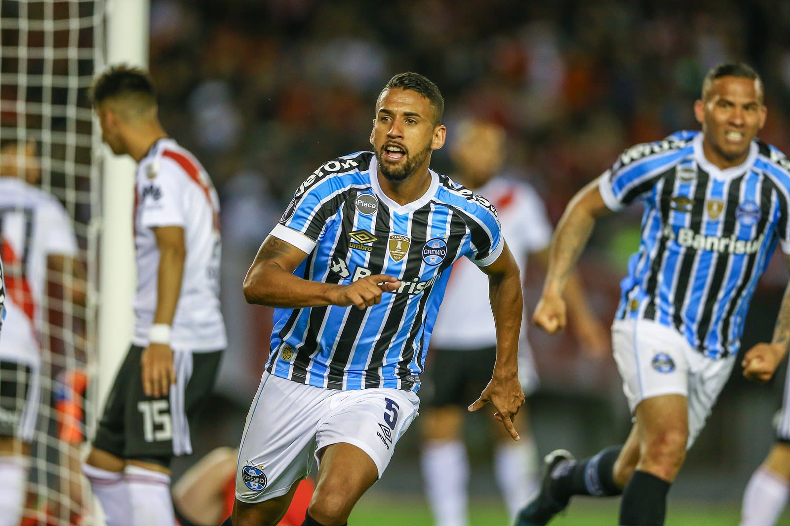 América pelo alto: Grêmio constrói triunfos com bolas alçadas à área rival na Libertadores