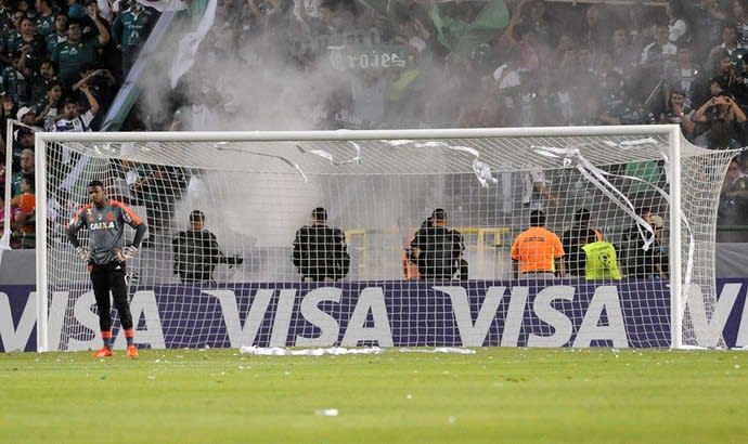 Xingado e ovacionado por mexicanos, Felipe presenteia torcedor do León