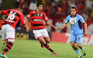 Cáceres é dúvida no Flamengo para jogo em La Paz; Elano será reavaliado