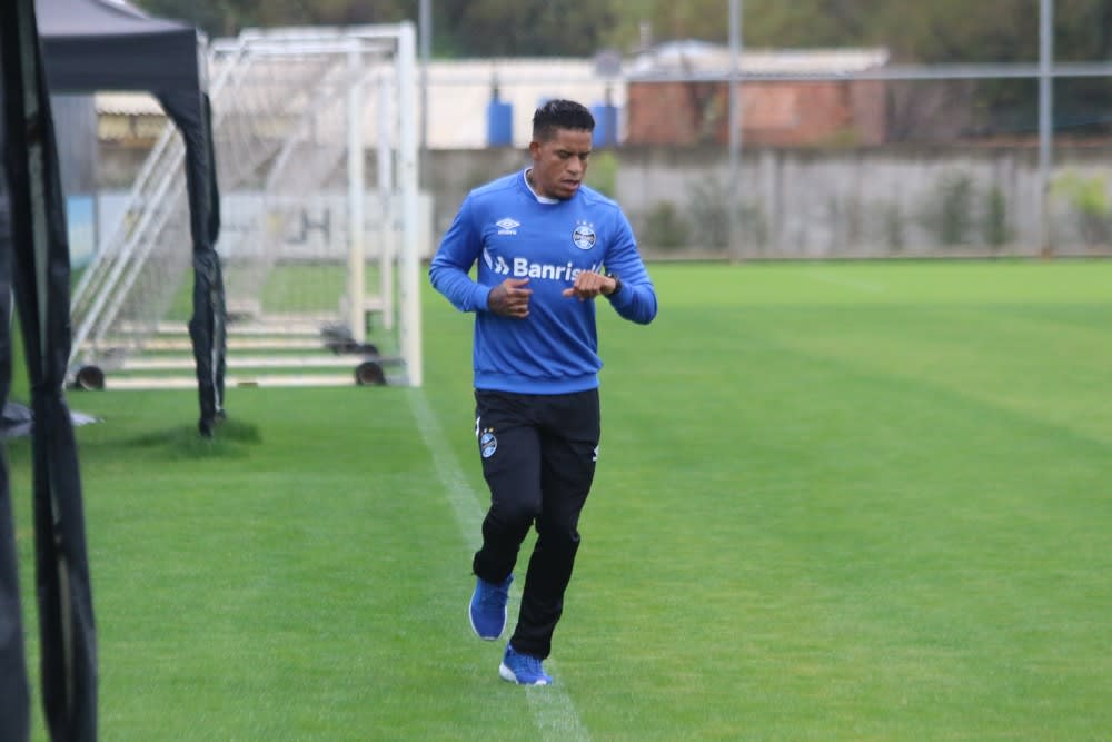 Léo Moura fica de fora de treino antes de pegar o Palmeiras