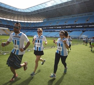 Jogadores do Grêmio convidam torcedores para corrida na Arena