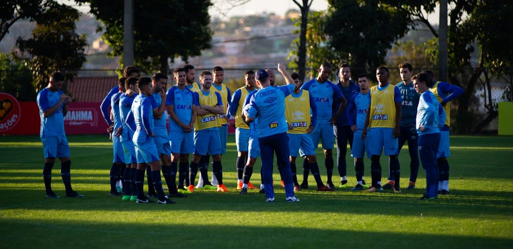 Ausência no ataque exige adaptação dos laterais do Cruzeiro