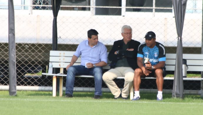 Grêmio repete estratégia no mercado e pode se reforçar no banco de rivais