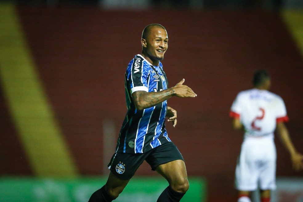 Oportunidade da vida, Léo Pereira comemora 1° gol com a camisa do Grêmio