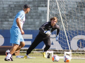 Grêmio renova com Tiago, reserva de Grohe, por mais três temporadas