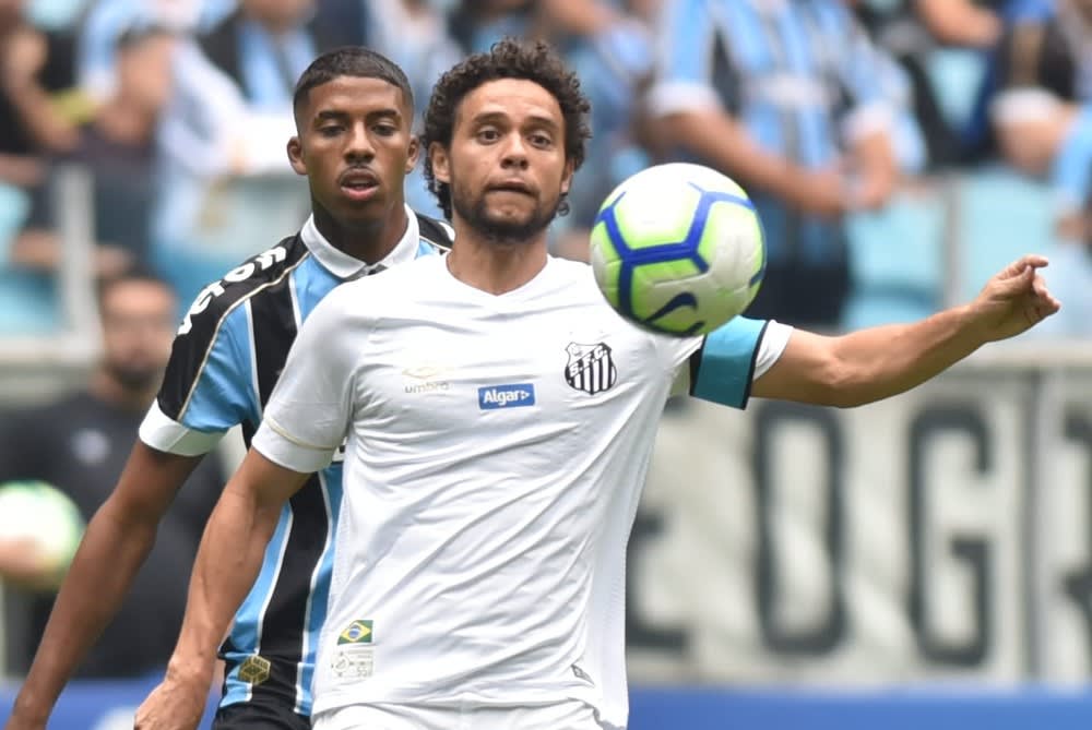 Compare Victor Ferraz aos laterais do Grêmio no Brasileirão