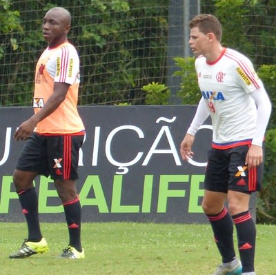 Armero é novidade do treino do Fla e Emerson deixa atividade após pisão