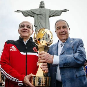 Presidentes de Fla e Maccabi Tel Aviv posam com troféu no Cristo Redentor