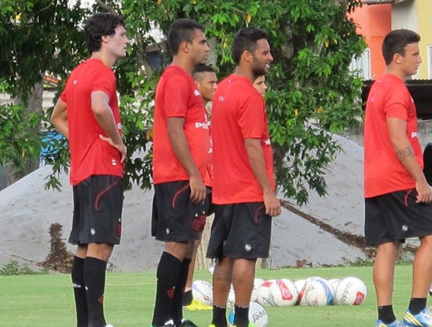 Sem Rafinha, Léo Moura e Cáceres, Flamengo faz treino de finalizações