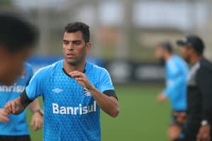 Comentarista destaca volta de Maicon ao meio do Grêmio contra Fluminense