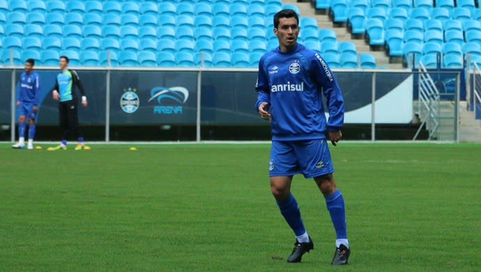 Riveros volta a ser titular do Grêmio em treino com conversa e clima quente