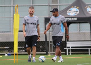 Roger comanda 1º trabalho com bola e dá ênfase a passe e movimentação