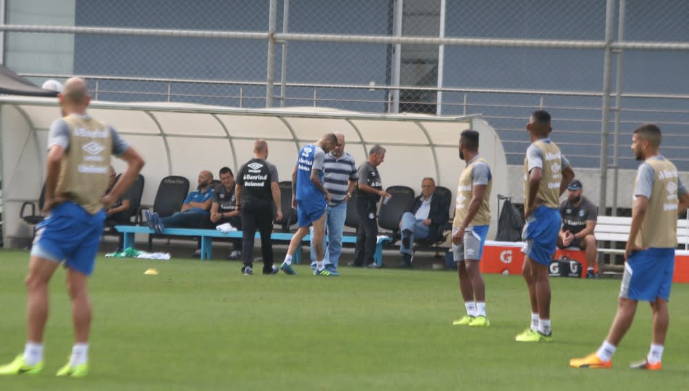 Luan deixa treino mais cedo e vira preocupação para o Grêmio; Geromel volta