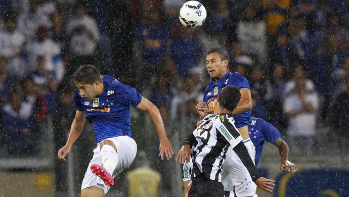 Lucas Silva celebra dupla com amigo Henrique e vê Cruzeiro forte no meio