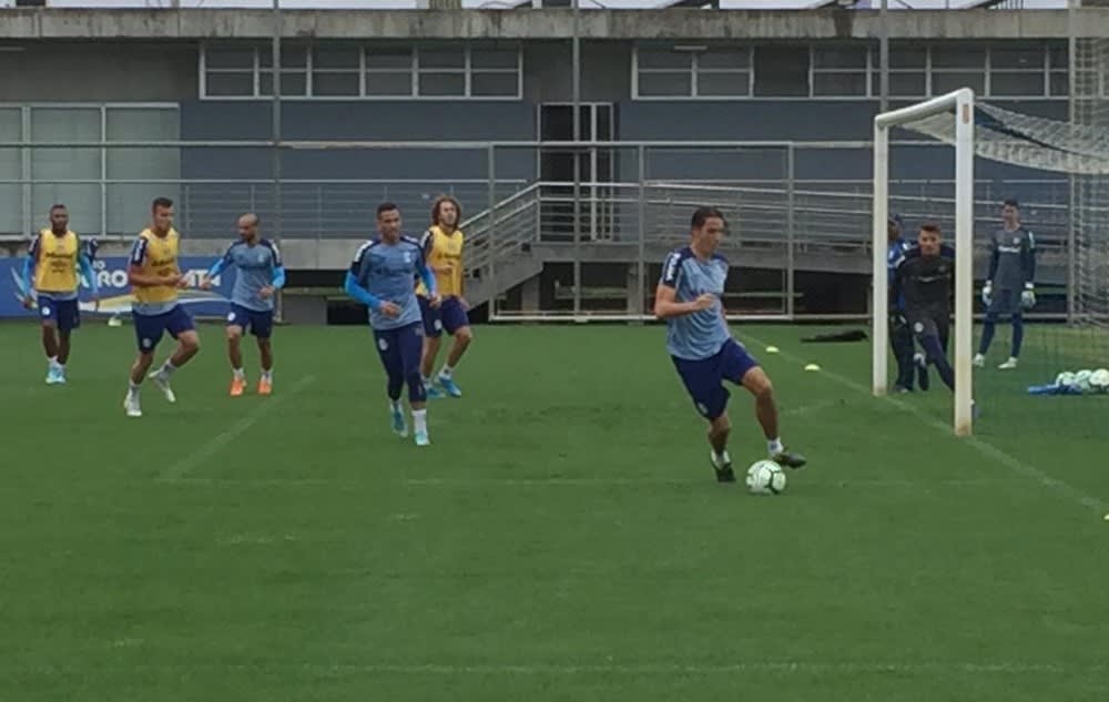 Perto do retorno, Geromel marca presença com reservas no treino desta manhã