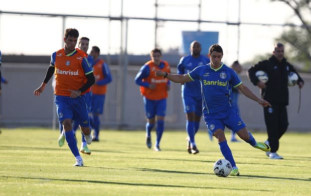 Grêmio realiza treino físico no gramado suplementar do Olímpico