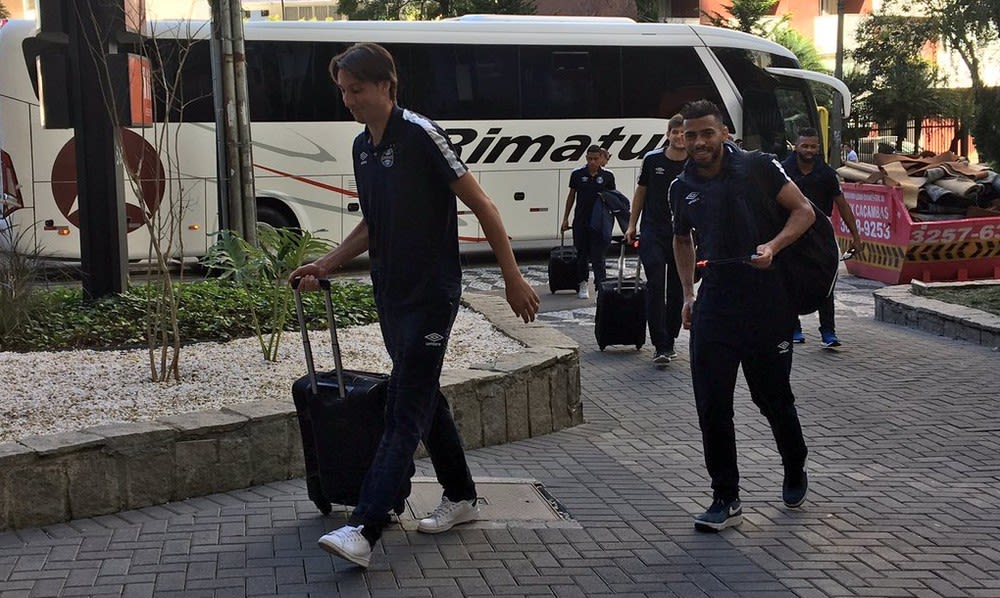 Grêmio chega a Curitiba para duelo da Copa do Brasil com o Atlético-PR