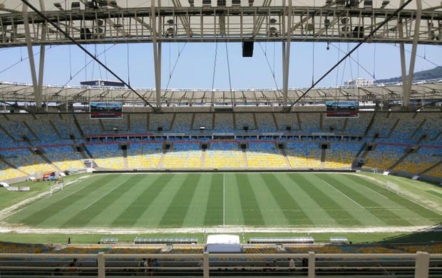 Turistas conhecem o Maracanã e pisam no gramado da final da Copa