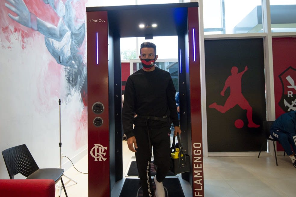 Isla chega ao Rio e é recebido pela torcida do Flamengo