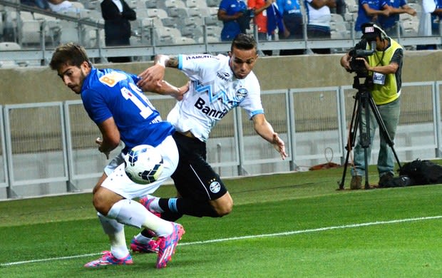 Cruzeiro supera marcação do Grêmio, marca no fim e amplia folga na ponta