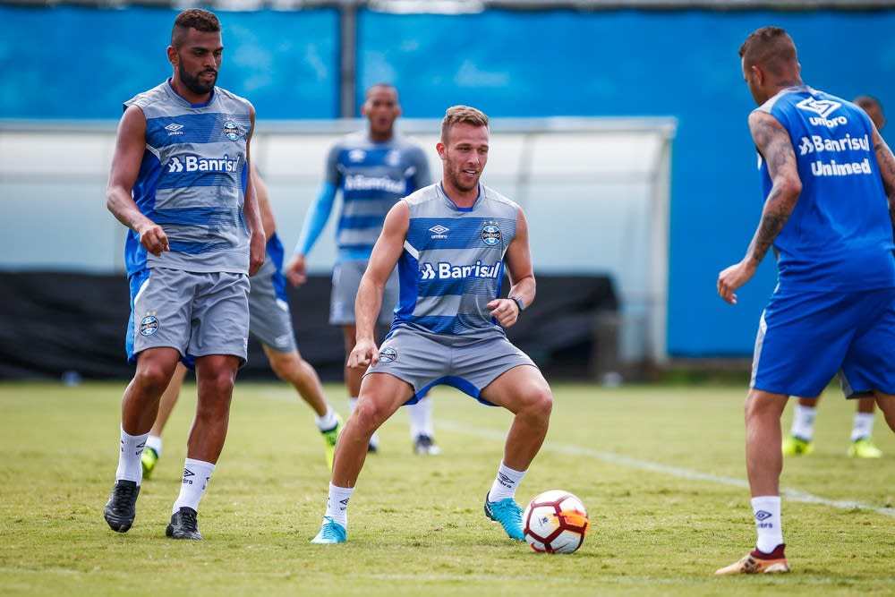 Técnicos, Arthur e Maicon quebram padrão e fazem Grêmio se defender com a bola