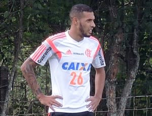 Paulinho desfalca Flamengo, e Luxa tem que mudar o meio-campo