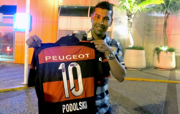 André Santos visita Podolski e leva camisa do Flamengo personalizada