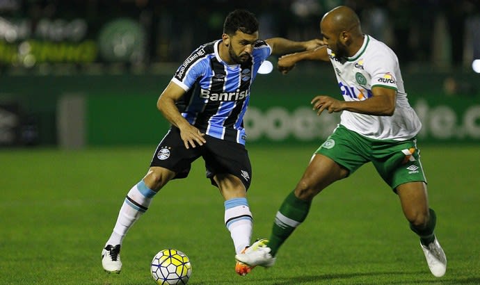 Edílson recebe 3º amarelo em empate e desfalca o Grêmio contra o Cruzeiro