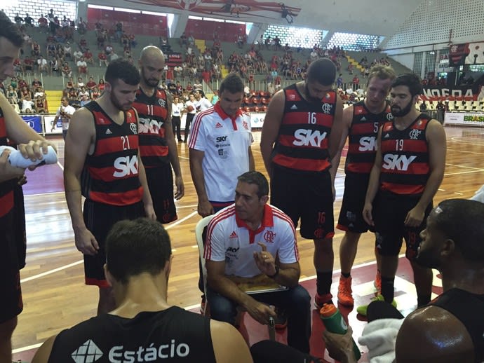 Com 12 bolas de três, Flamengo bate o São José e vence a terceira seguida