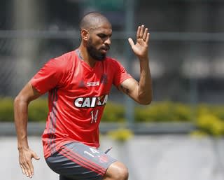 Flamengo encosta Wallace, e zagueiro inicia treino separado nesta segunda