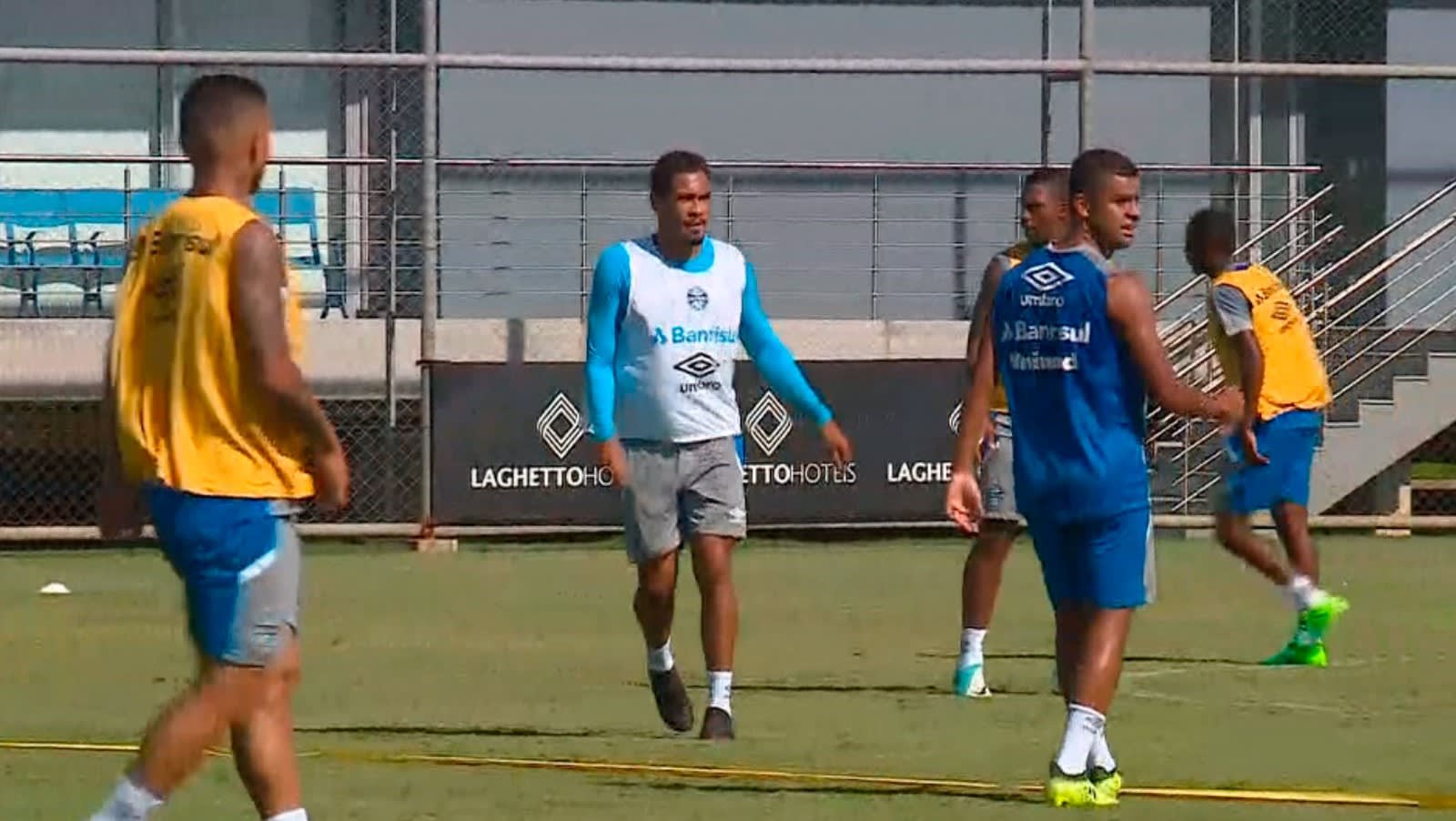 Antes de ser anunciado, Hernane marca em primeiro treino pelo Grêmio