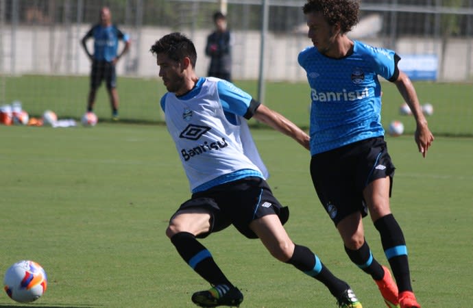 Felipão mantém dois centroavantes e testa Marcelo Oliveira em coletivo