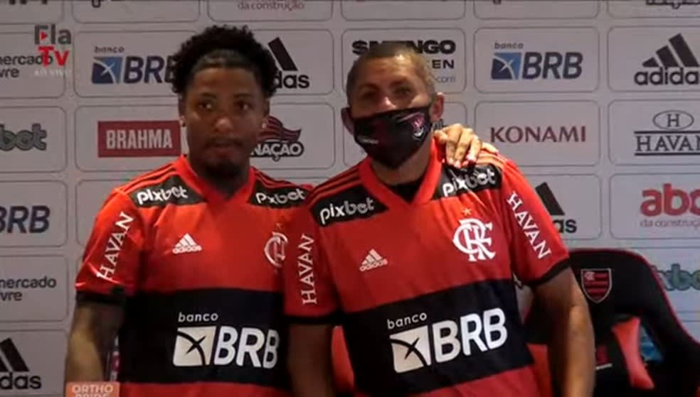 Marinho quebra protocolo no Flamengo e chora ao entregar camisa para o pai