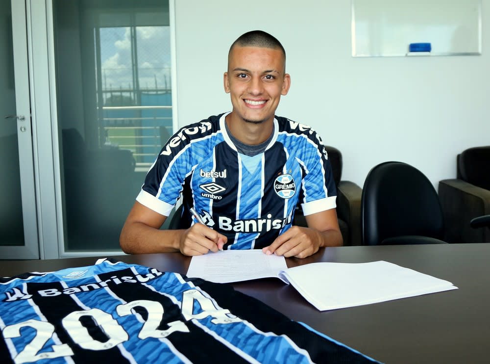 Com multa de R$ 650 milhões, Grêmio renova com atacante Wesley revelação da  base