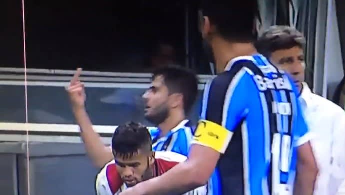 Vaiado, Henrique Almeida faz gesto obsceno para torcida do Grêmio