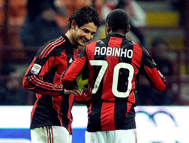 Dirigente do Milan viaja ao Brasil para vender Pato e Robinho, diz jornal