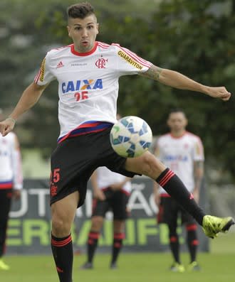 Ainda sem contrato, Lucas Mugni se junta à pré-temporada no Newell’s