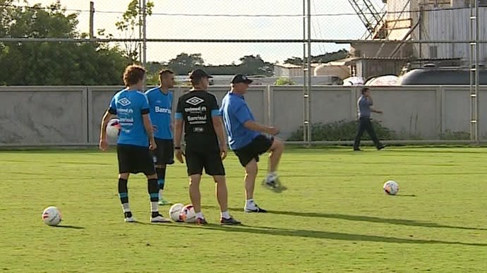 Felipão ensina Galhardo e Luan e faz gol de falta em treino