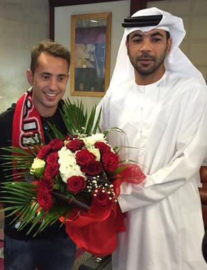 Ainda em viagem, Éverton Ribeiro posa para foto com cachecol do Al Ahli