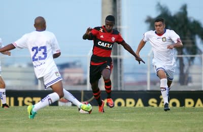 Flamengo e São Caetano empatam no ABC, e cariocas ficam com a liderança