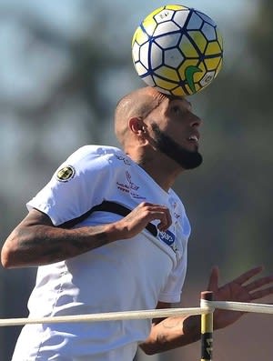 Após bate-boca, Paulinho é afastado pelo Santos e deve voltar ao Flamengo