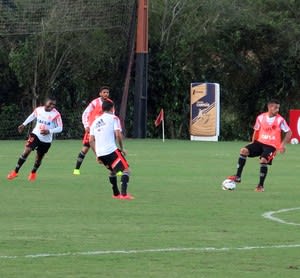 Luxa treina Flamengo com Canteros, Muralha e Gabriel entre os titulares