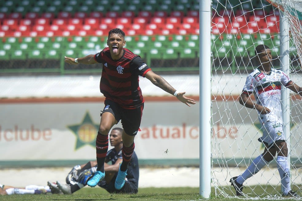 DEU MENGO! Matheusão sai do banco e marca dois na estreia do Flamengo no Carioca Sub-20