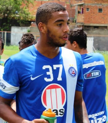 Flamengo entra em disputa para contratar jovem meia da base do Bahia