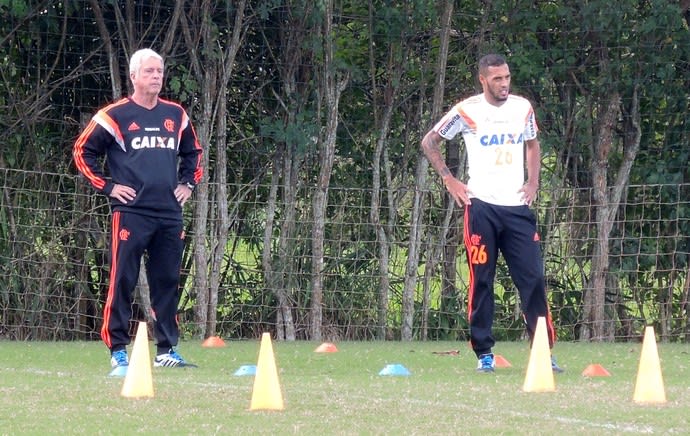 Paulinho trabalha parte física e deve ser novidade do Fla contra o Sport