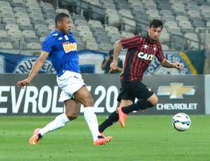 Cruzeiro leva multa por atraso em jogo contra o Atlético-PR, no Mineirão