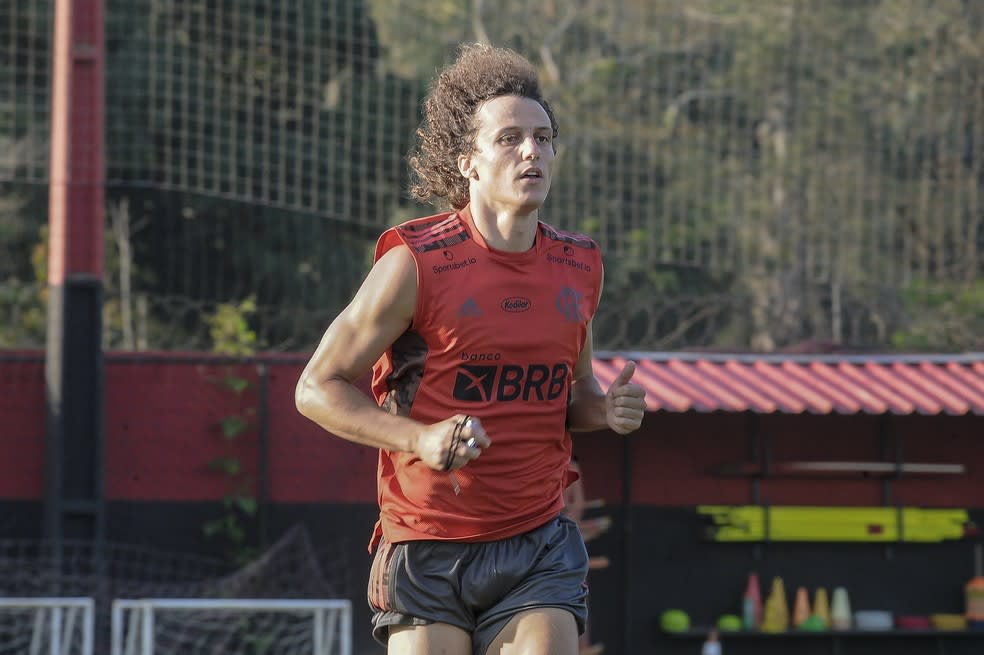 Novo reforço, David Luiz vai a campo e faz trabalho físico; Gabigol participa