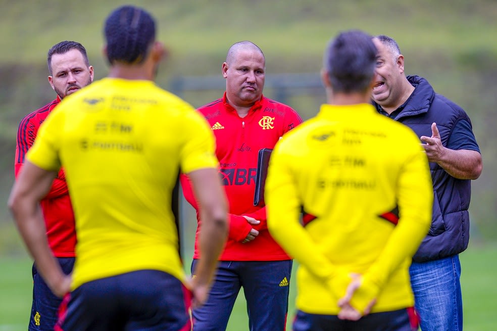 Após papo rápido com Braz, time do Flamengo participa de bobinho descontraído